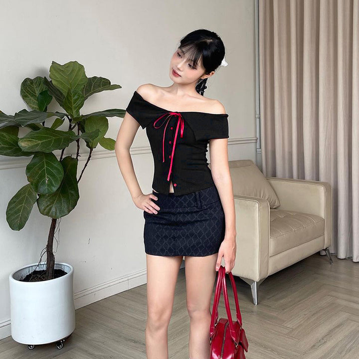Damer Off-Shoulder Bluse med kontrastknapper og midjebånd Skjora