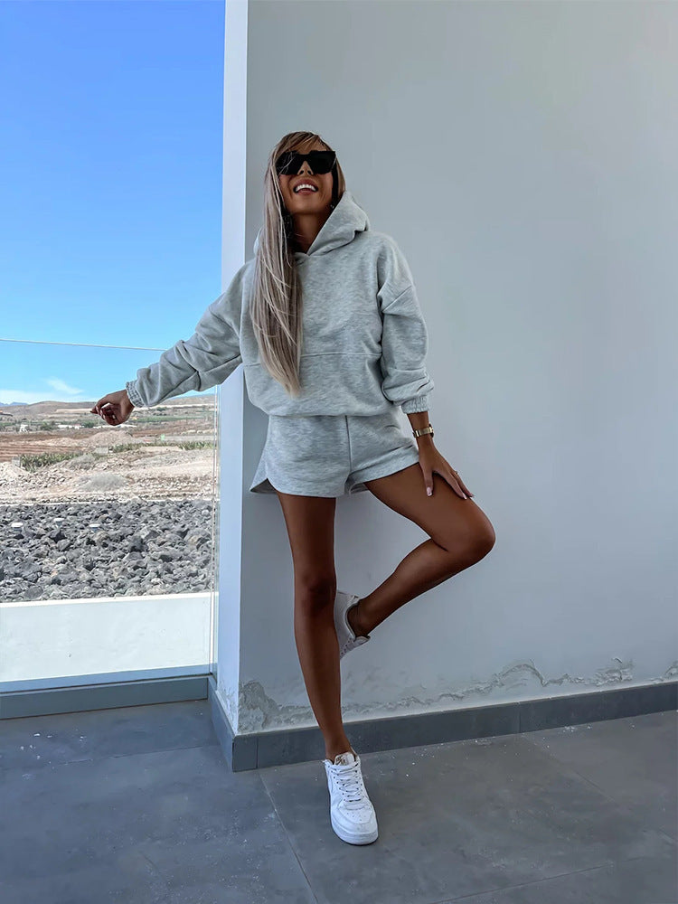 Kvinnelig komfortabel hettegenser og korte shorts i minimalistisk design Skjora