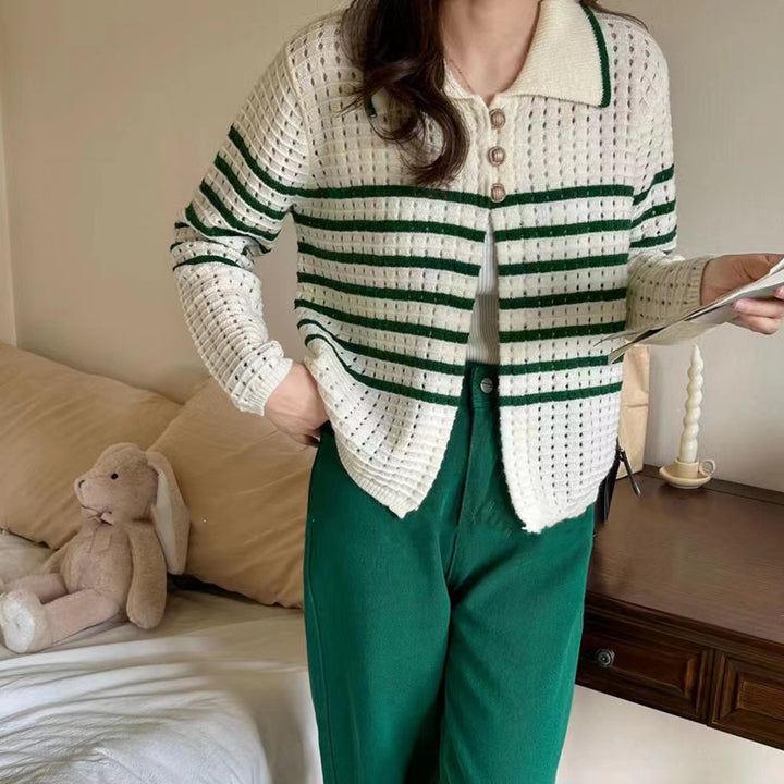 Kvinnes trendy cardigan med dekorative knapper og stripemønster Skjora