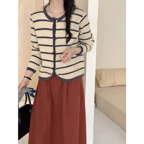 Dame cardigan med maritimt stripemønster og store knapper Skjora