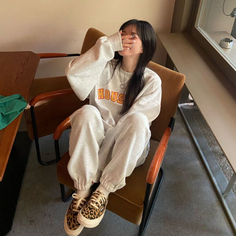 Kvinnens komfortable oversized sweatshirt-bukse kombinasjon Skjora
