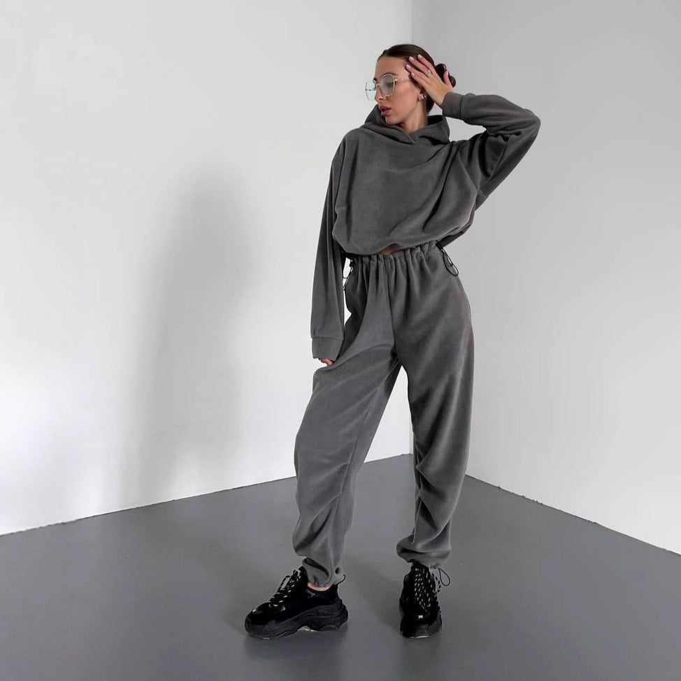 Kvinnelig komfortabel fleece jumpsuit med hette og elastisk midjebånd