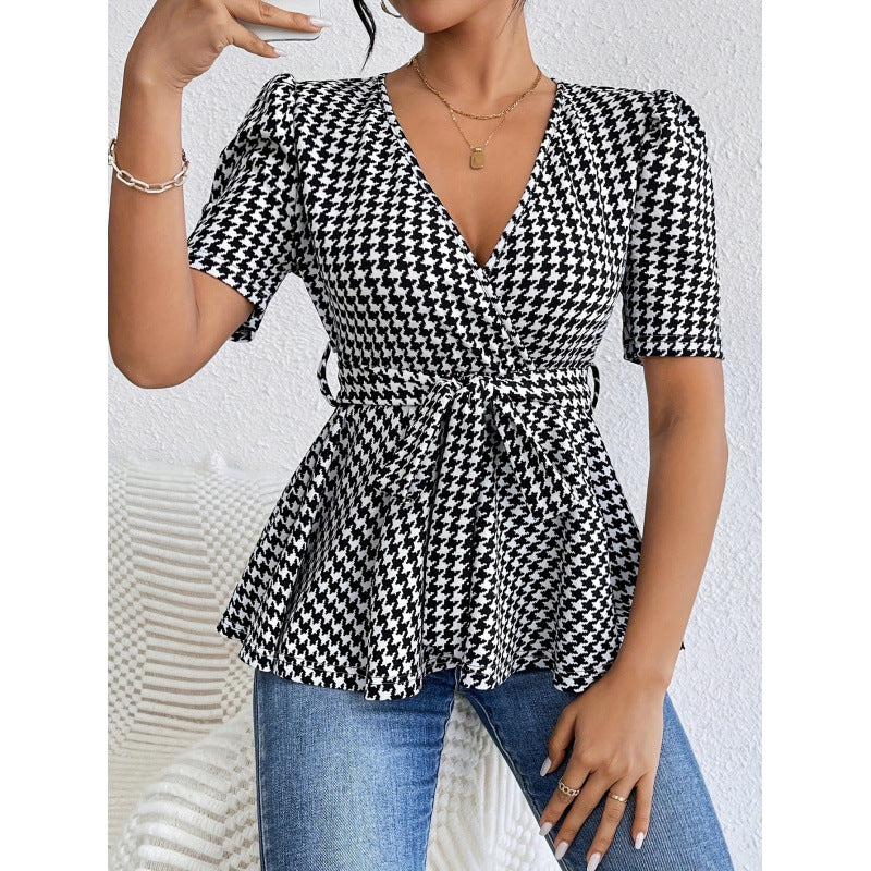 Dame wrap-bluse med avslappet snitt og moderne hønsefot mønster Skjora