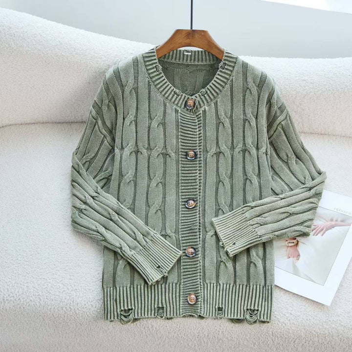Kvinnens cardigan med elegant kabeldesign og detaljer med treskulpturer Skjora