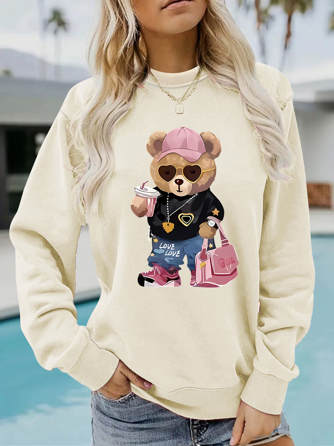 Kvinnegenser med unikt tegneserie-bjørn design og trendy tekst Skjora