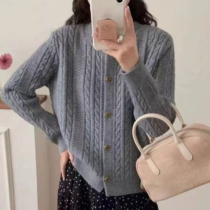 Damer elegant cardigan med kabelmønster og dekorative knapper Skjora