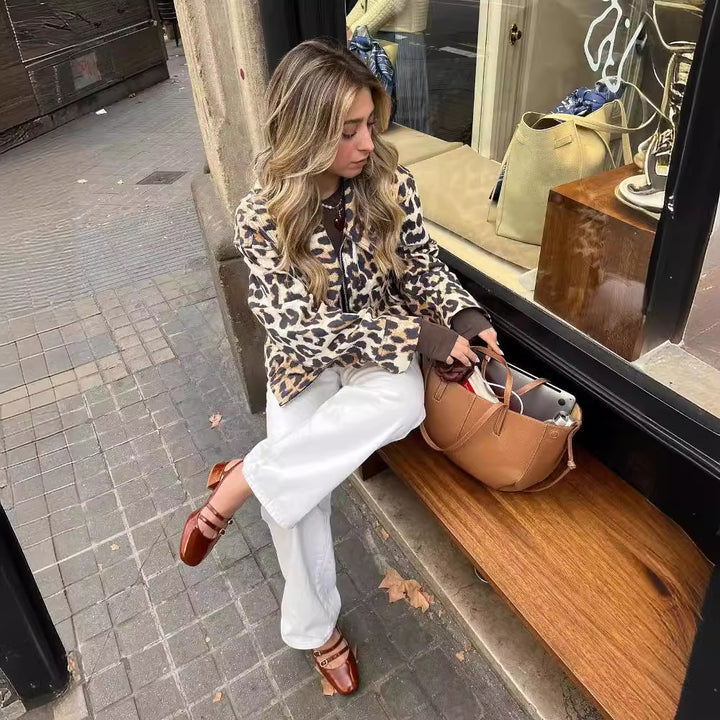 Damer Kort Leopardjakke i Urban Stil med Praktiske Lommer Skjora