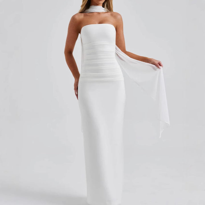 Kvinnens lange kveldsdrakt med elegant off-the-shoulder-design og lette volanger