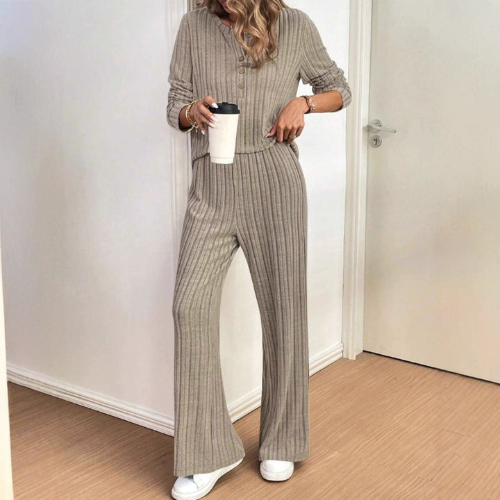 Dame casual strikket drakt med moderne ribbet design og knappestolpe Skjora