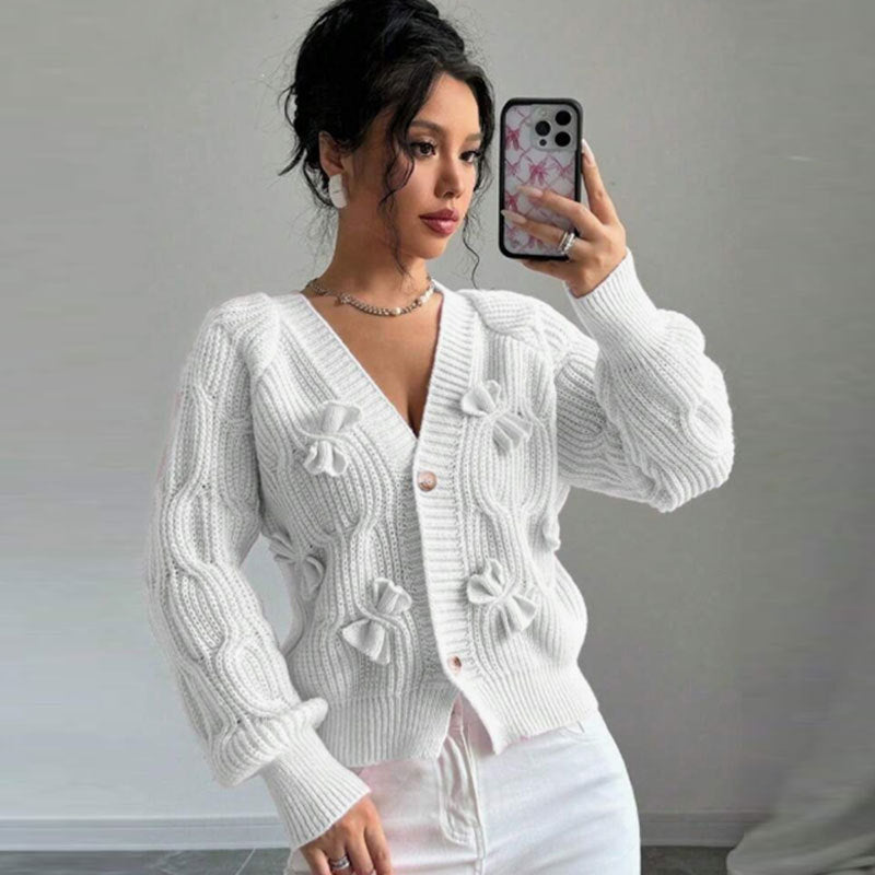 Kvinne cardigan med blomsterrelieffdesign og knappable detaljer Skjora