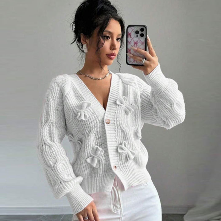 Kvinne cardigan med blomsterrelieffdesign og knappable detaljer Skjora