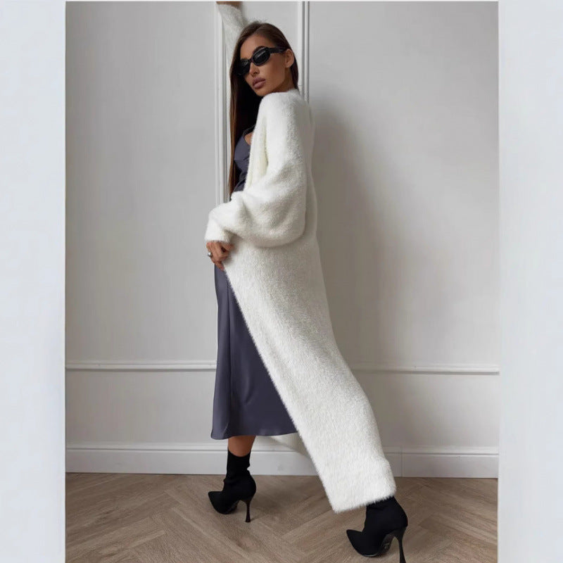 Kvinnes Fuzzy Lang Strikket Kåpe med Elegant Snitt og Løse Ermer Skjora
