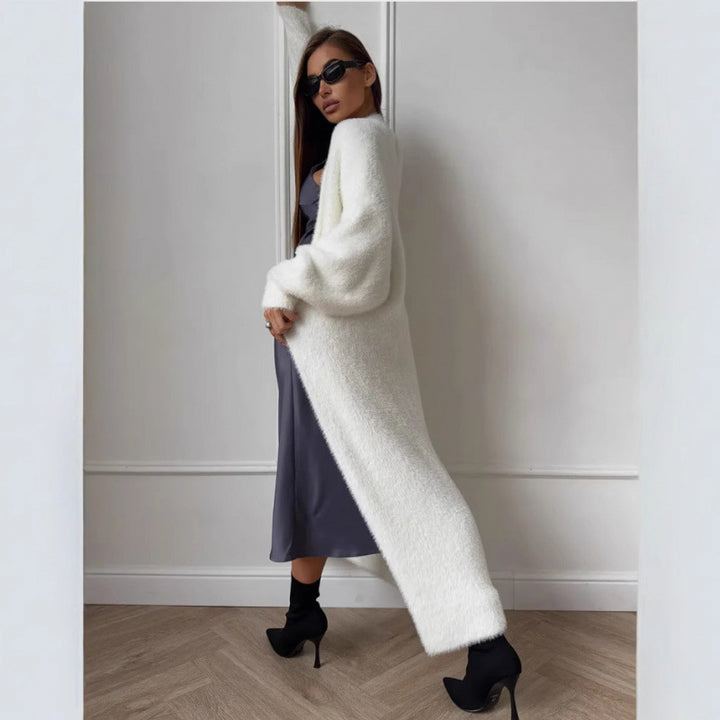 Kvinnes Fuzzy Lang Strikket Kåpe med Elegant Snitt og Løse Ermer Skjora