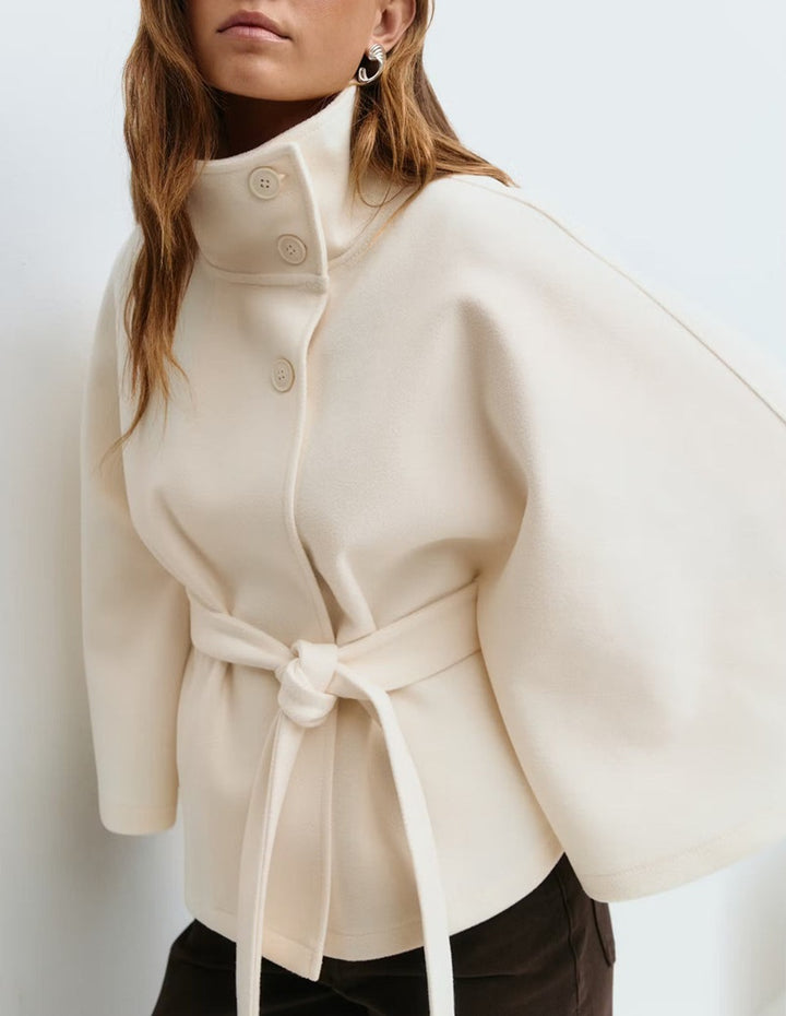 Kvinnes trendy oversized omslagsjakke med høy krage og belte Skjora