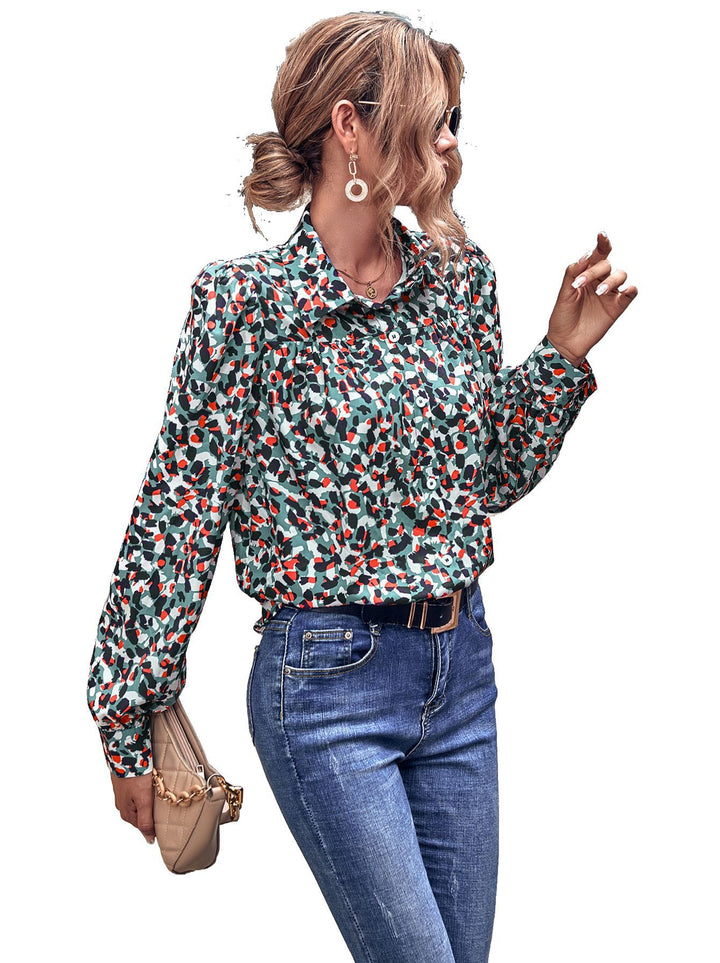 Damebluse med blomstermønster og moderne pufferm Skjora