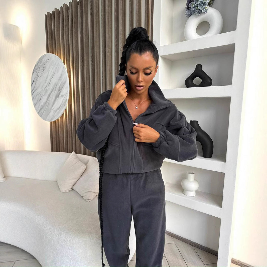 Kvinnens fashionable jumpsuit med dyp utringning og behagelig passform Skjora