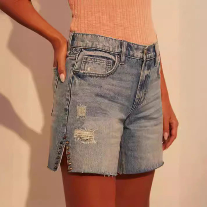 Dame moteriktig ødelagt denim-shorts med nagledekorasjon Skjora