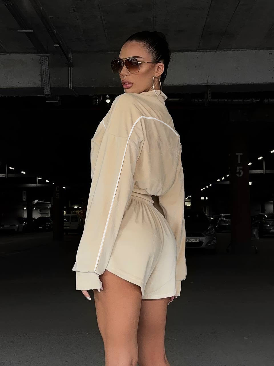 Kvinnelig sporty oversized sett med komfortable shorts og løs jakke Skjora
