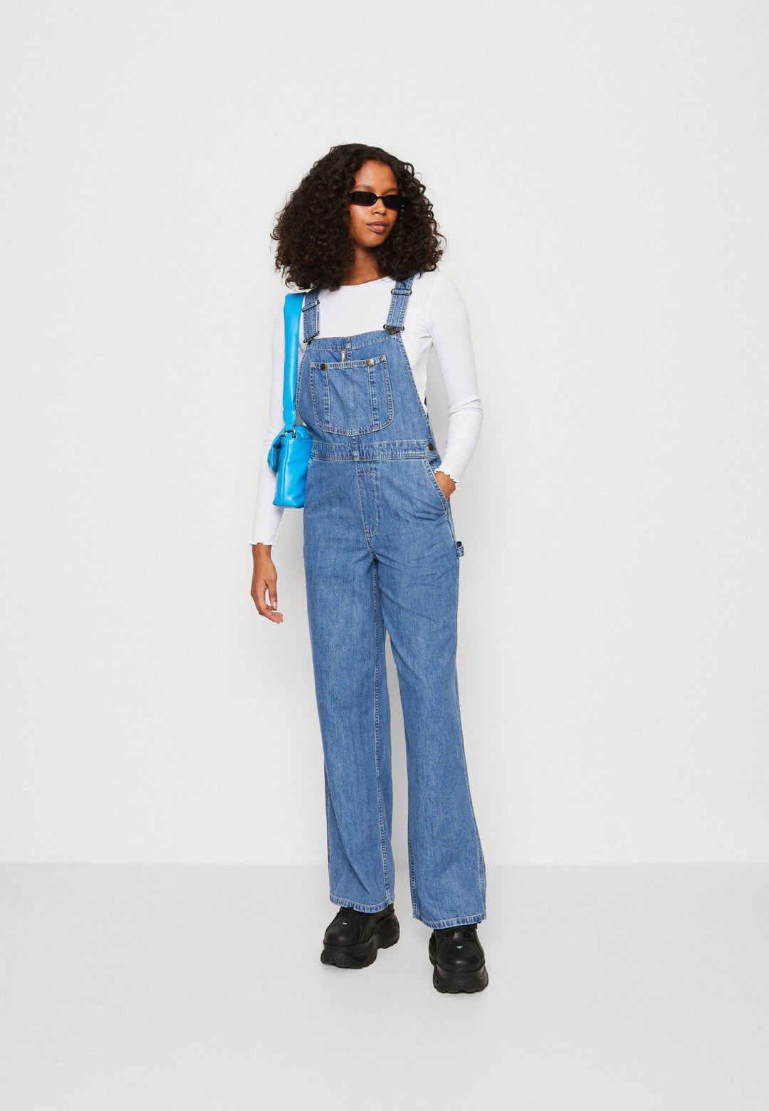 Dame Denim- jumpsuit med bred bein og justerbare stropper Skjora