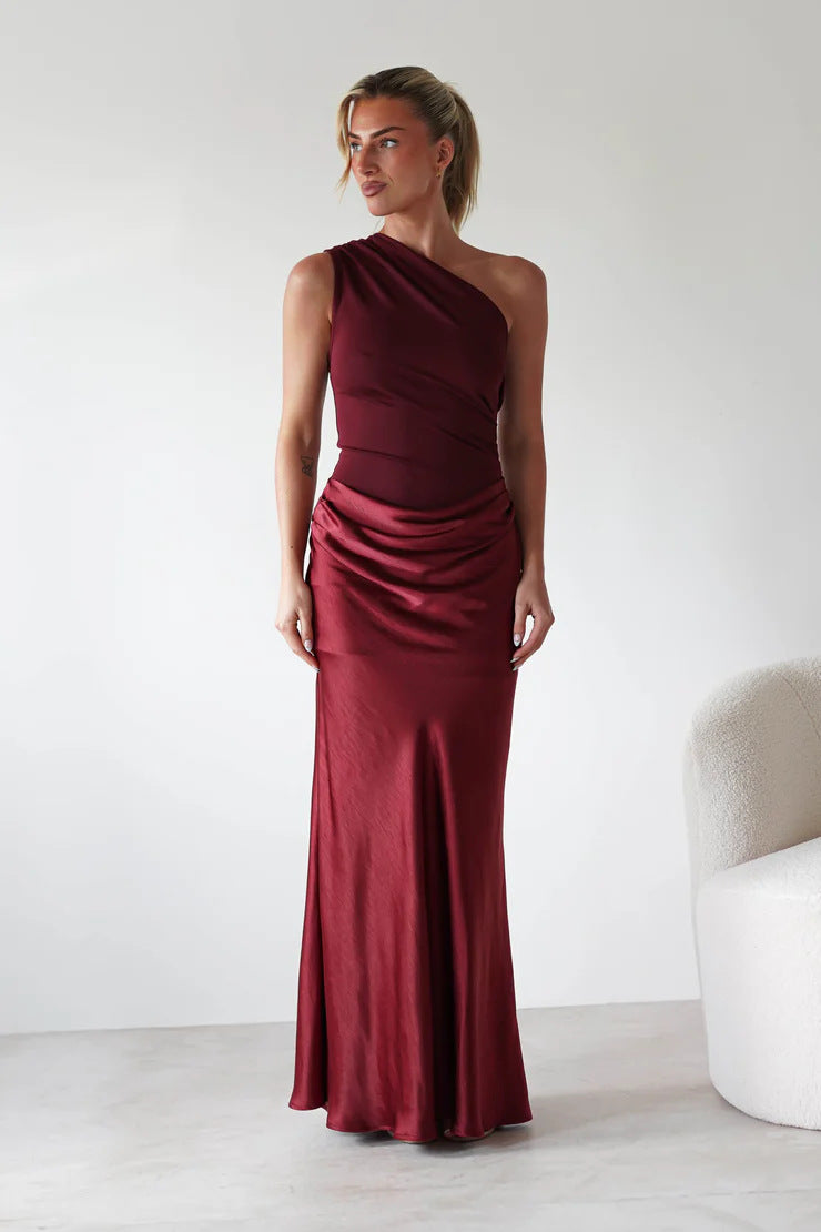 Kjole til kvinner med asymmetrisk snitt og elegant draperingsdesign
