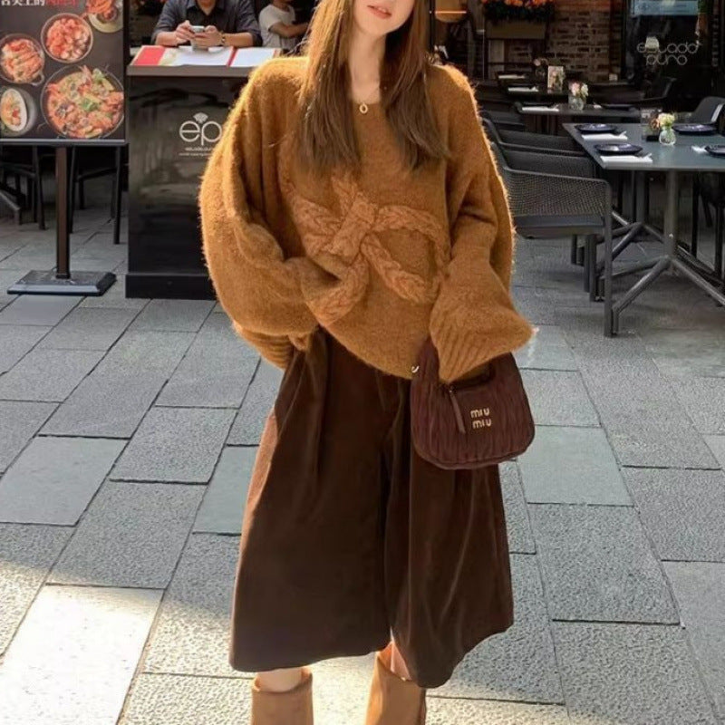 Kvinnens chunky strikkegenser med dekorativ kabeldesign Skjora