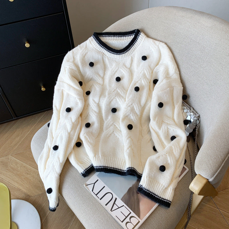 Kvinnens chunky strikket oversized genser med avslappet kabelmønster og lekne applikasjoner Skjora
