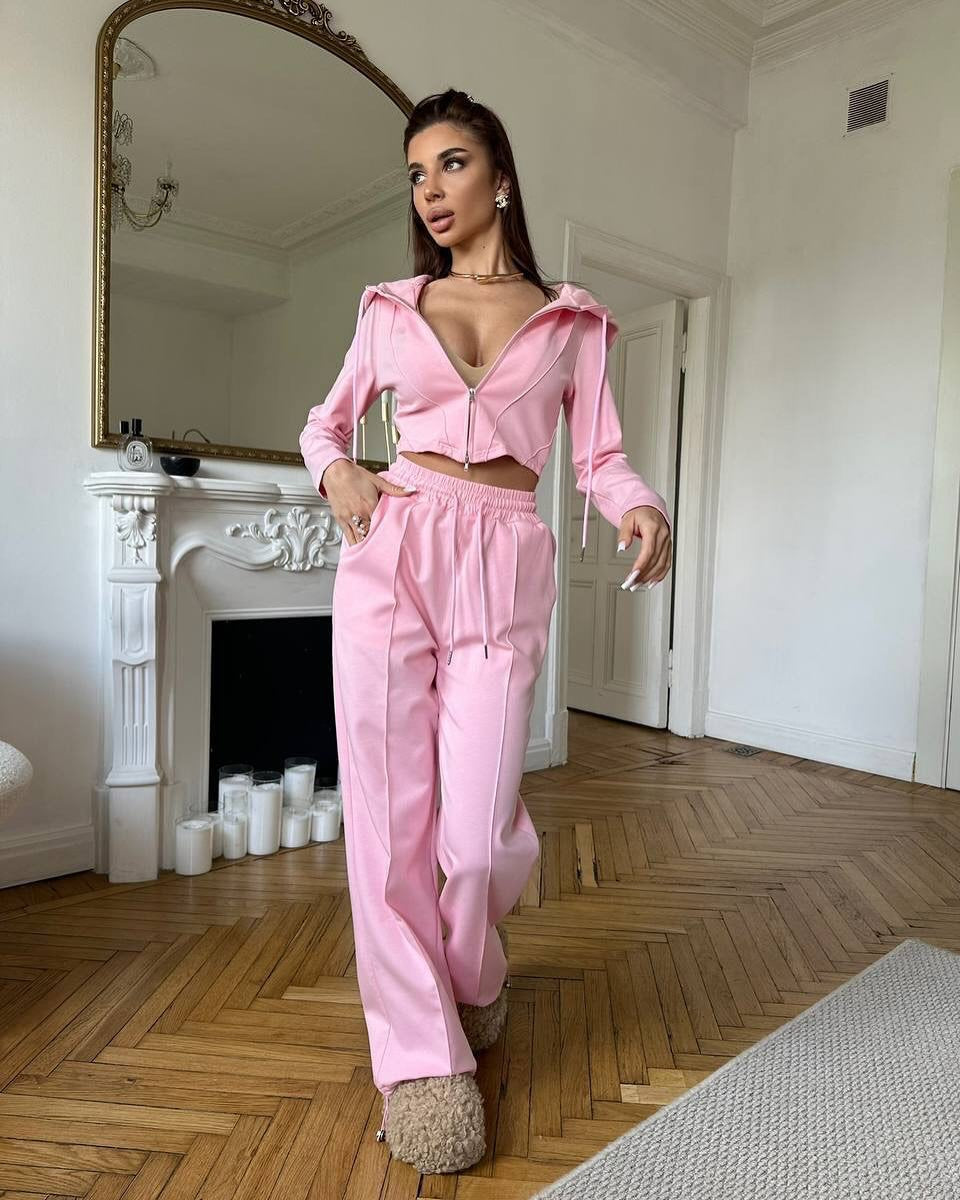 Kvinne sporty cropped hettegenser sett med vide ben og praktisk snøring Skjora