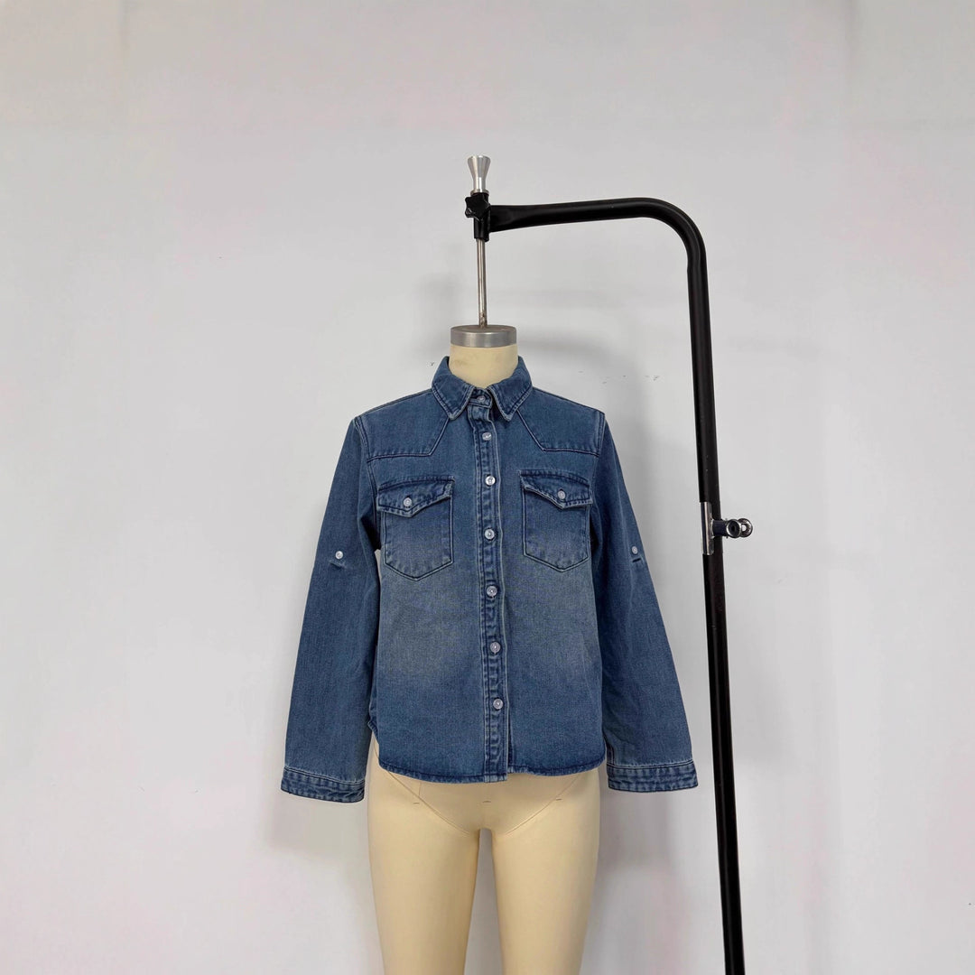 Dame casual denim-bluse med påsydde lommer og lett innsvingt snitt Skjora