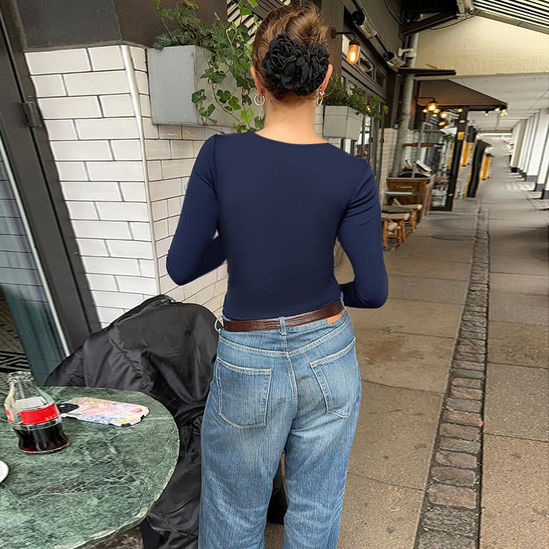 Kvinne langermet topp med dekadent blondedetalj og raffinert draperingsdetalj Skjora