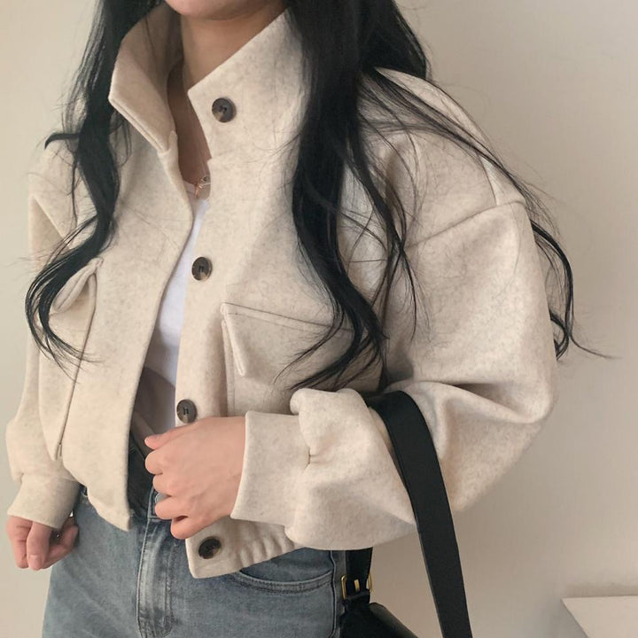 Damejakke laget av høykvalitets ullblanding med casual lommer og oversized snitt