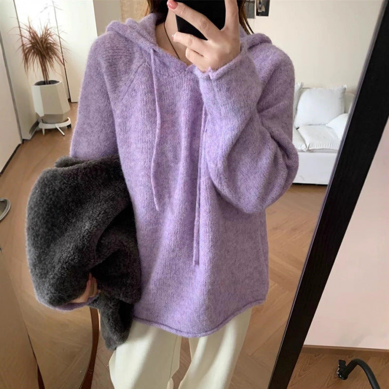 Dame koselig hettegenser laget av mykt fleece-materiale med kengurulomme Skjora