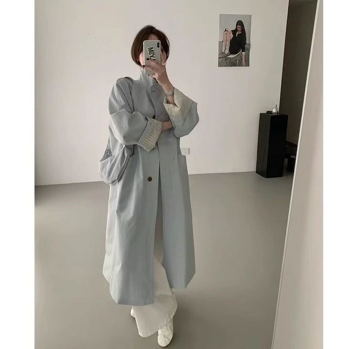 Kvinnens elegante trenchcoat med knappdetaljer og oversized snitt Skjora