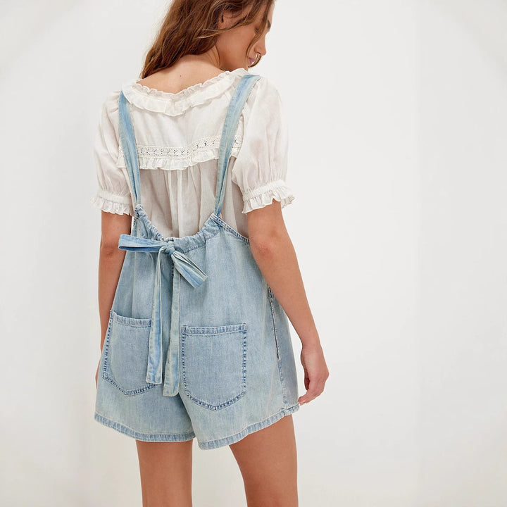 Kvinnenes denim jumpsuit med leken cut og justerbare stropper