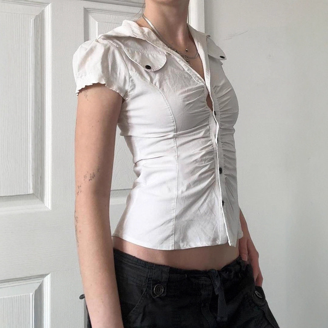 Dame figurnær bluse med elegante volanger og knappeåpning Skjora