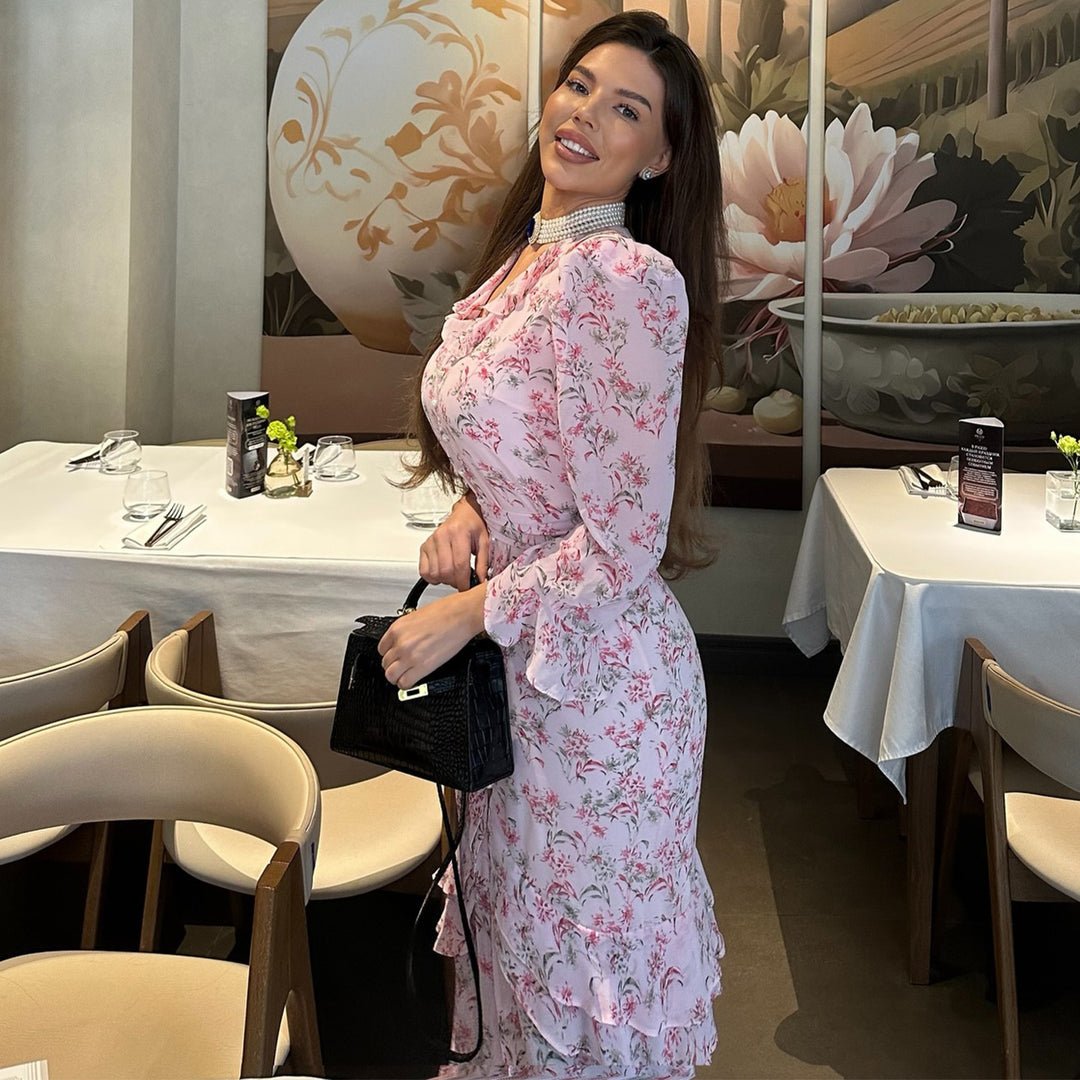 Damevolangskjole med blomsterdesign og elegant V-hals