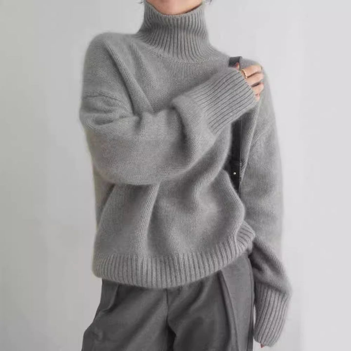 Kvinnes cashmere rullehalsgenser med løs passform og elegant tekstur Skjora