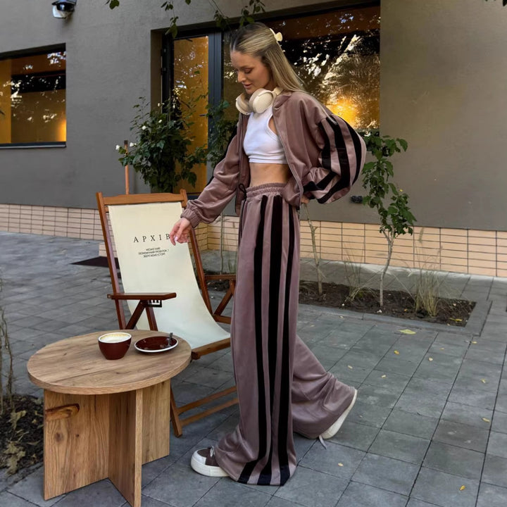 Kvinnesporty velour treningsdrakt med hevet krage og elastisk midje