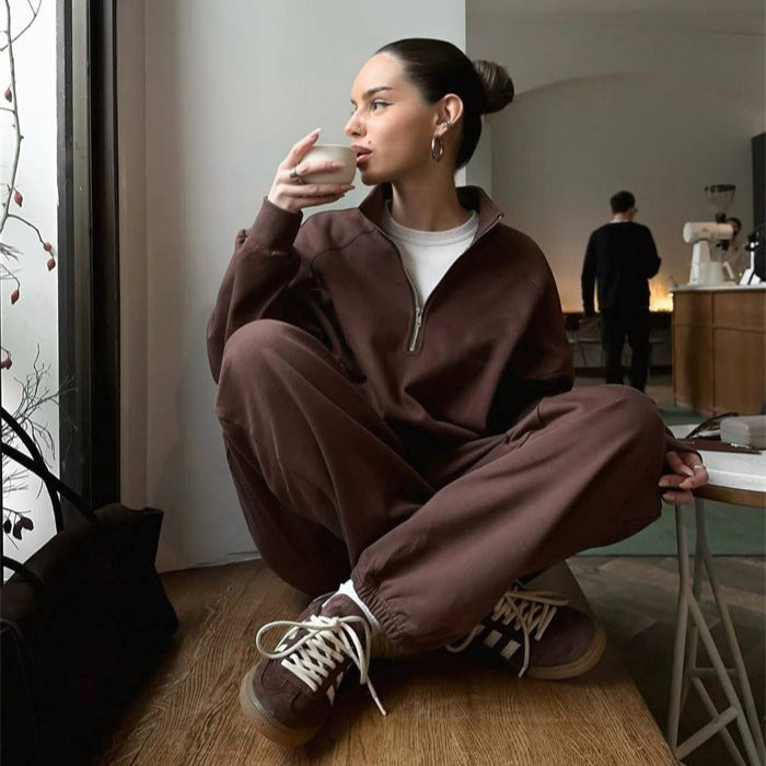 Kvinnelig avslappet fleece joggedress med kort glidelåsåpning og elastisk midjebånd
