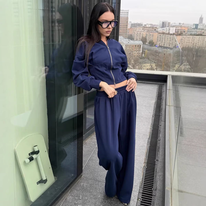 Kvinne avslappet cropped hettegenser og brede bukser i urban stil Skjora