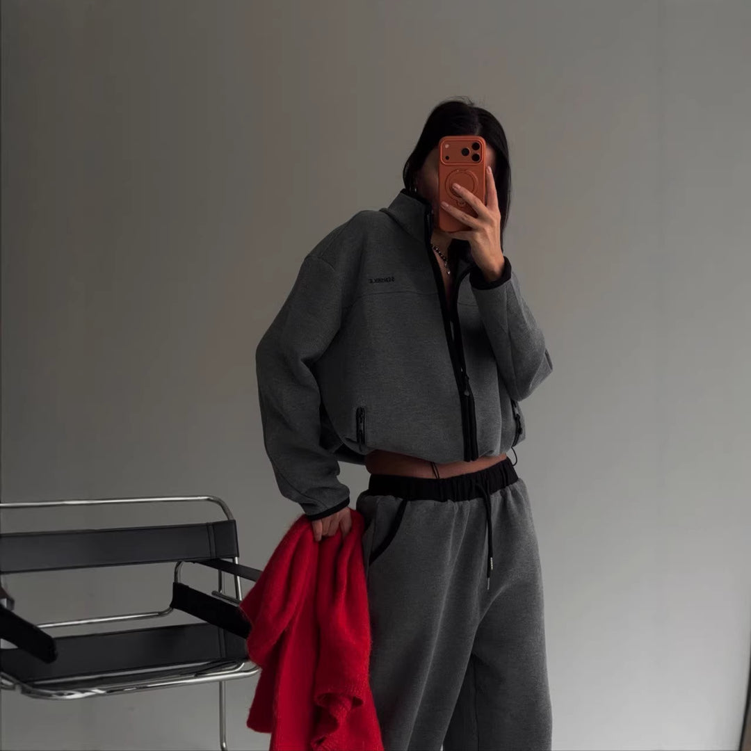 Kvinnelig komfortabel cropped hoodie med høy krage og avslappede joggebukser Skjora