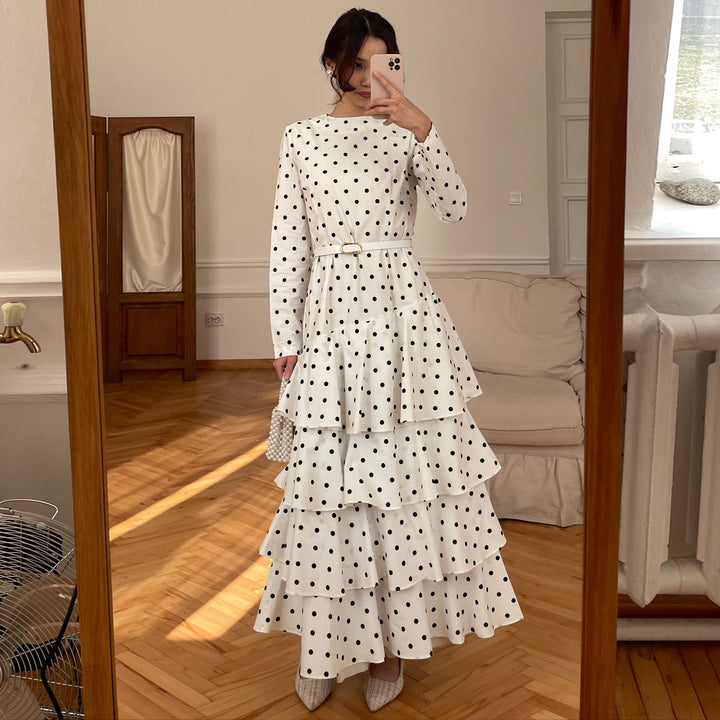Kvinne maxi kjole med volangdetaljer og trendy prikkete design