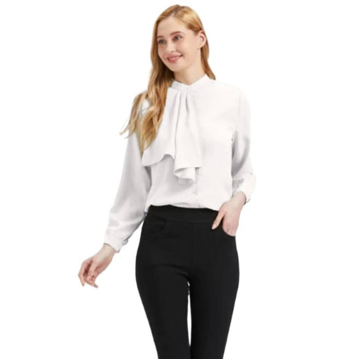 Damebluse med elegante volanger detaljer og krage Skjora