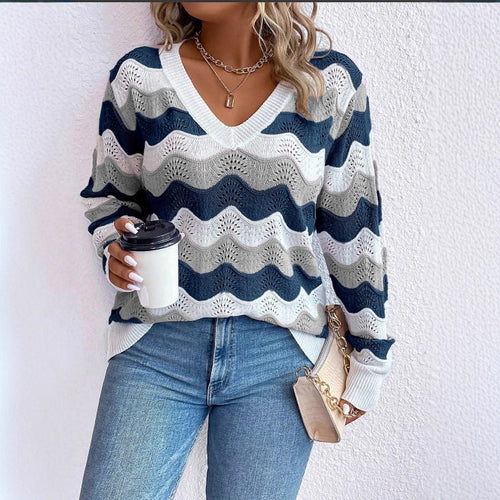 Kvinnes V-hals genser med bølgete mønster og luftig struktur Skjora