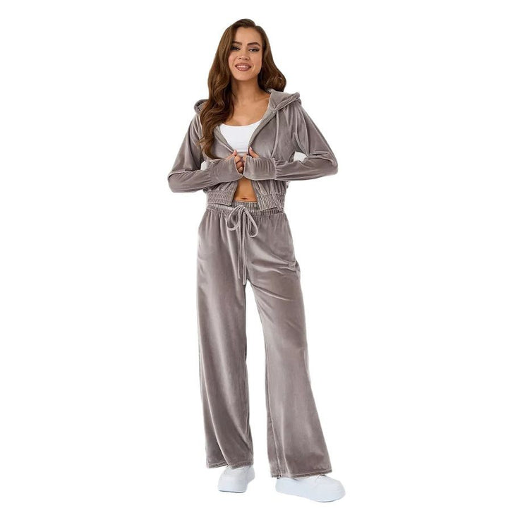 Kvinne sporty velour treningsdrakt med cropped hettegenser og løs passform