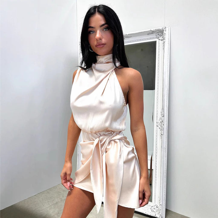Damer Elegant Satinkjole med asymmetrisk snitt og raffinert bånd Skjora