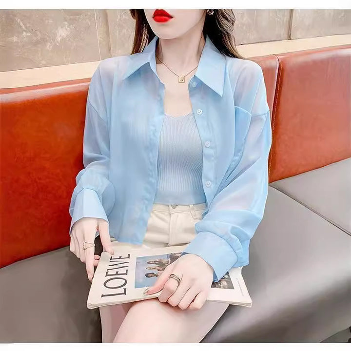 Kvinne transparent bluse med delikat V-hals og fine ribbedetaljer Skjora