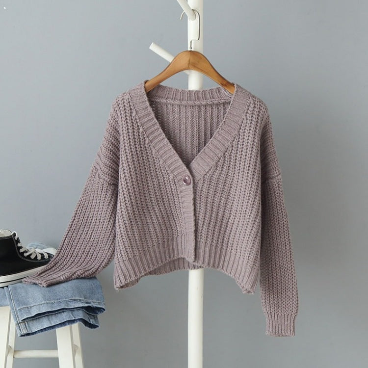 Kvinnens chunky strikket cardigan med løs passform og dekorativ V-hals Skjora