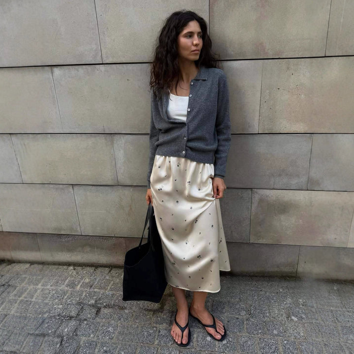 Dame cardigan med tidløs design og elegant knappestolpe Skjora