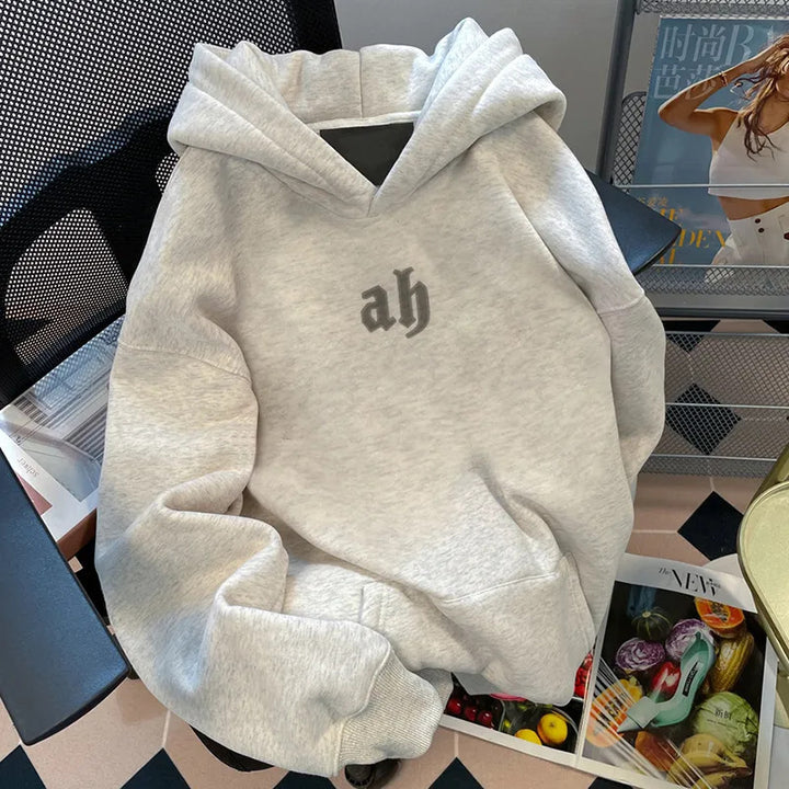 Dame hoodie med moderne bokstaver Skjora