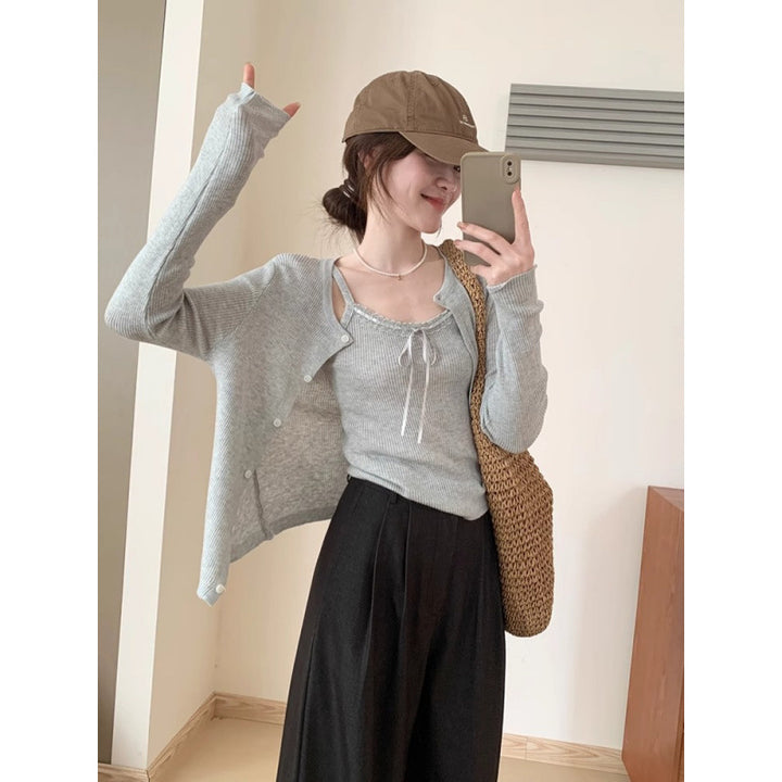 Kvinnelig uformell cardigan med fashionable knappedetaljer og forlengede ermer Skjora